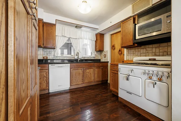 $595,000 | 206 Bonnie Brae Avenue, Elmhurst, IL 60126