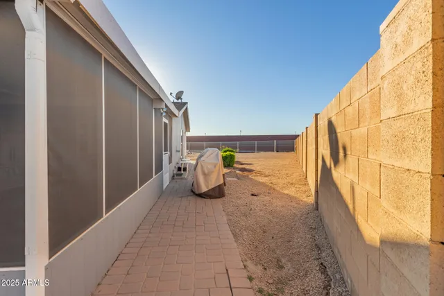 a view of a back yard