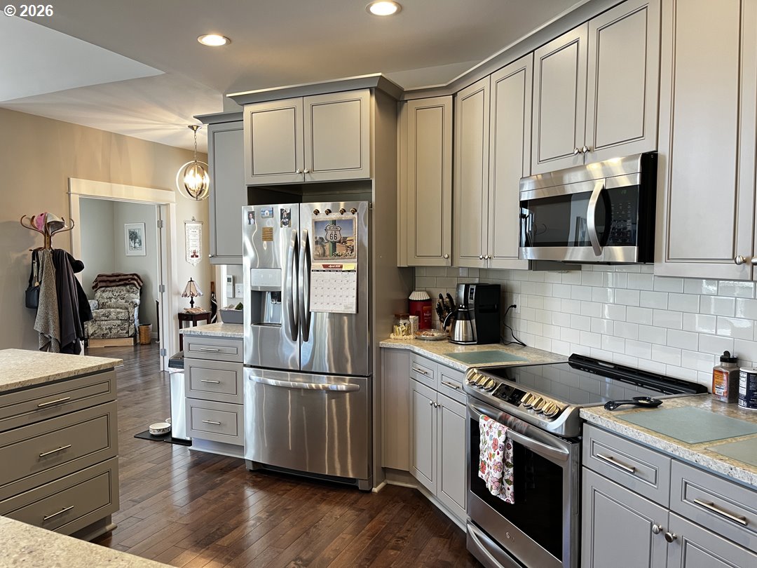 88097 Lake Point Drive Florence, OR 97439 - Photo 18 of 48 Kitchen