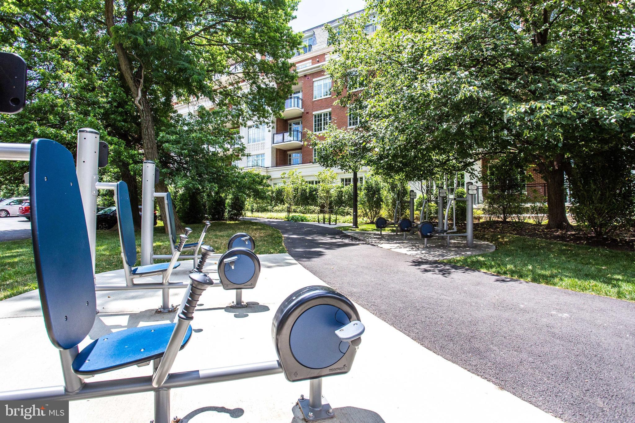 6900 Fleetwood Road, Unit 317 McLean, VA 22101 - Photo 43 of 56 a table and chairs in the garden
