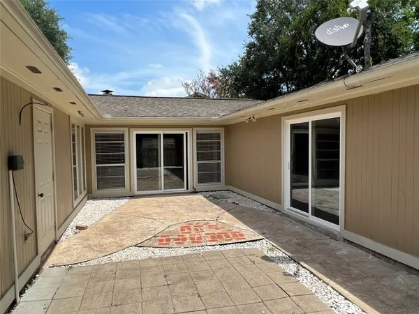 $2,100 | 1318 Pinecroft Drive, Sugar Land, TX 77498