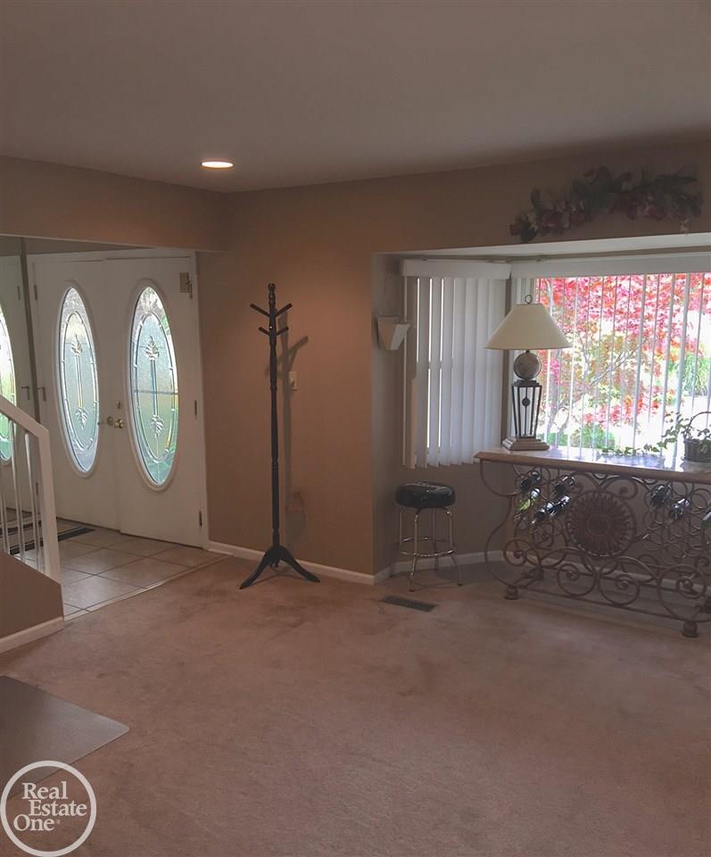 2290 Chicago Warren, MI 48092 - Photo 17 of 39 Bay window in L/R