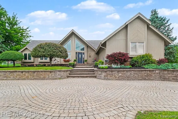 $575,000 | 601 Brookwood Lane East, Rochester Hills, MI 48309