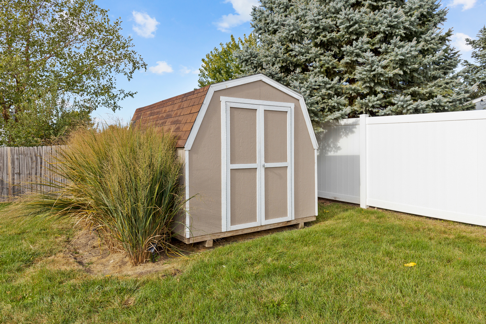 1032 Willow Bay Elgin, IL 60123 - Photo 21 of 27 a view of a backyard of the house