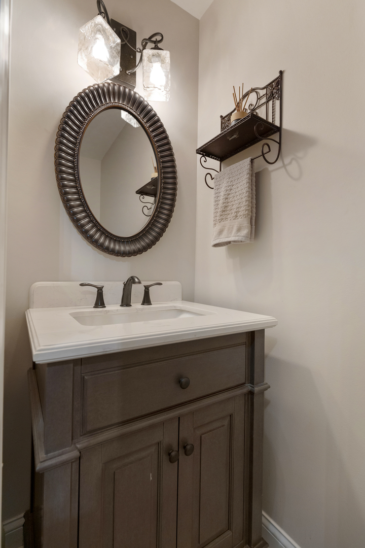 1032 Willow Bay Elgin, IL 60123 - Photo 10 of 27 a bathroom with a sink and a mirror