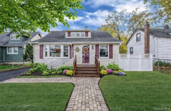 $599,000 | 38 Roslyn Street, Islip Terrace, NY 11752