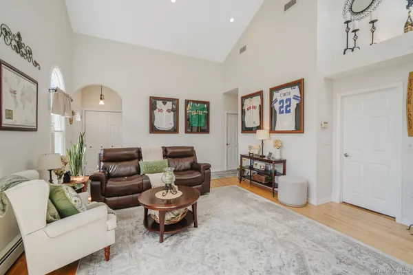 $599,000 | 38 Roslyn Street, Islip Terrace, NY 11752