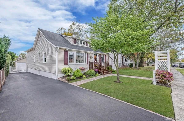 $599,000 | 38 Roslyn Street, Islip Terrace, NY 11752