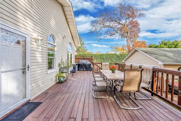 $599,000 | 38 Roslyn Street, Islip Terrace, NY 11752