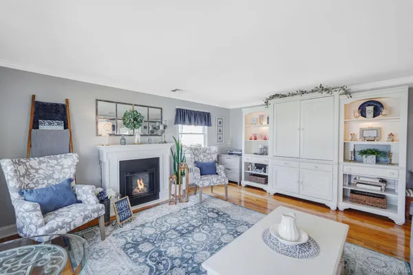 $599,000 | 38 Roslyn Street, Islip Terrace, NY 11752