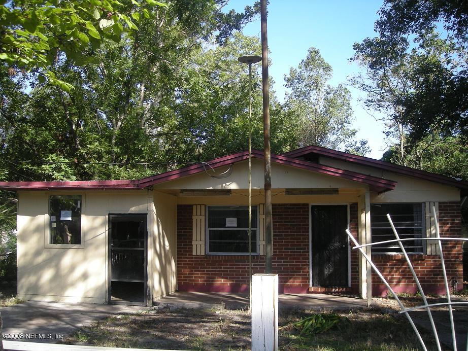 3335 Hunt Street Jacksonville, FL 32254 - Photo 1 of 10 a front view of a house with garden