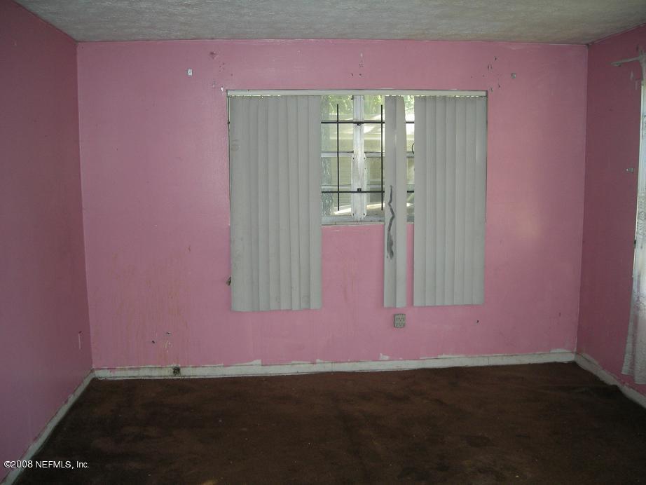 3335 Hunt Street Jacksonville, FL 32254 - Photo 4 of 10 a room with table and chair