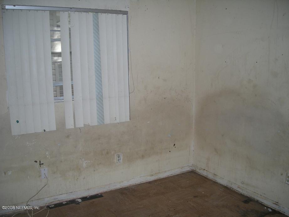 3335 Hunt Street Jacksonville, FL 32254 - Photo 5 of 10 a small space with a window