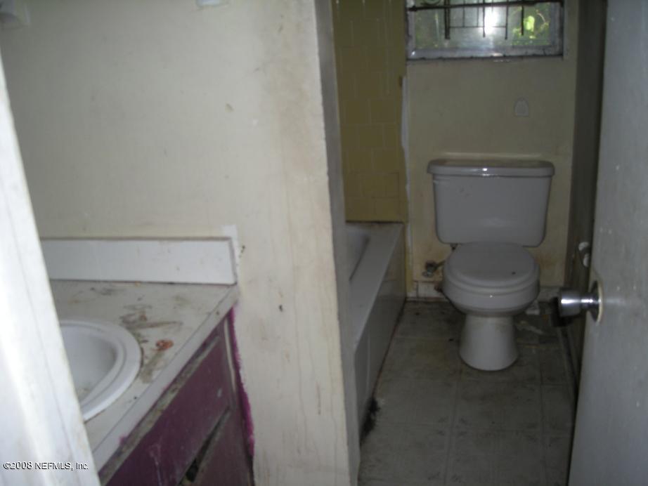 3335 Hunt Street Jacksonville, FL 32254 - Photo 6 of 10 a bathroom with a toilet and a sink