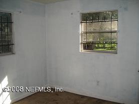 3335 Hunt Street Jacksonville, FL 32254 - Photo 8 of 10 an empty room with a window