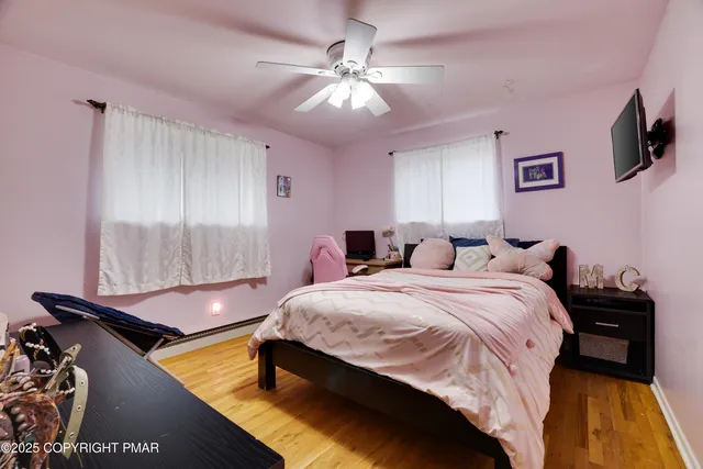 a black and white photo of a picture