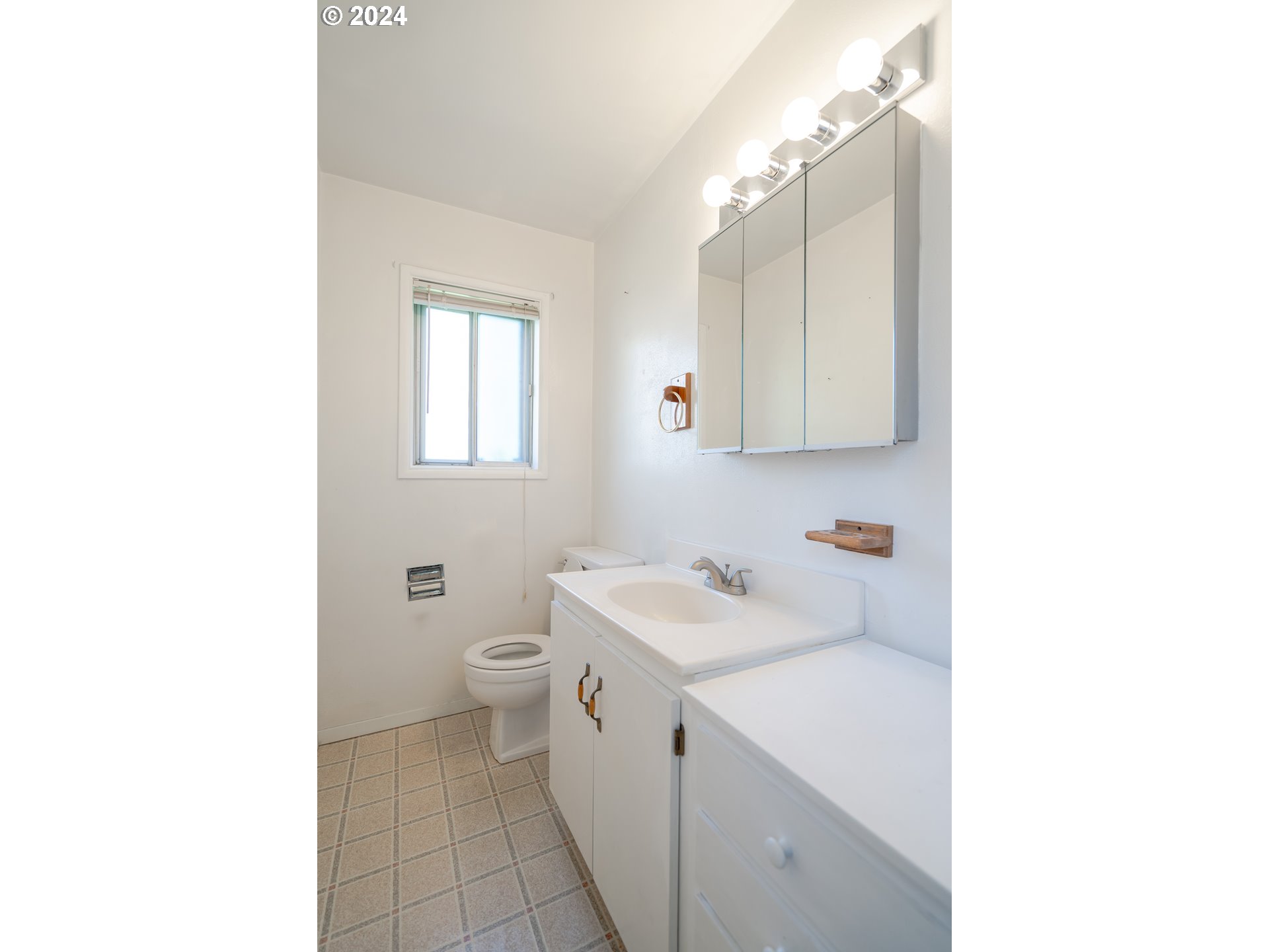 944 Filbert Lane Springfield, OR 97478 - Photo 12 of 24 a bathroom with a sink toilet and mirror