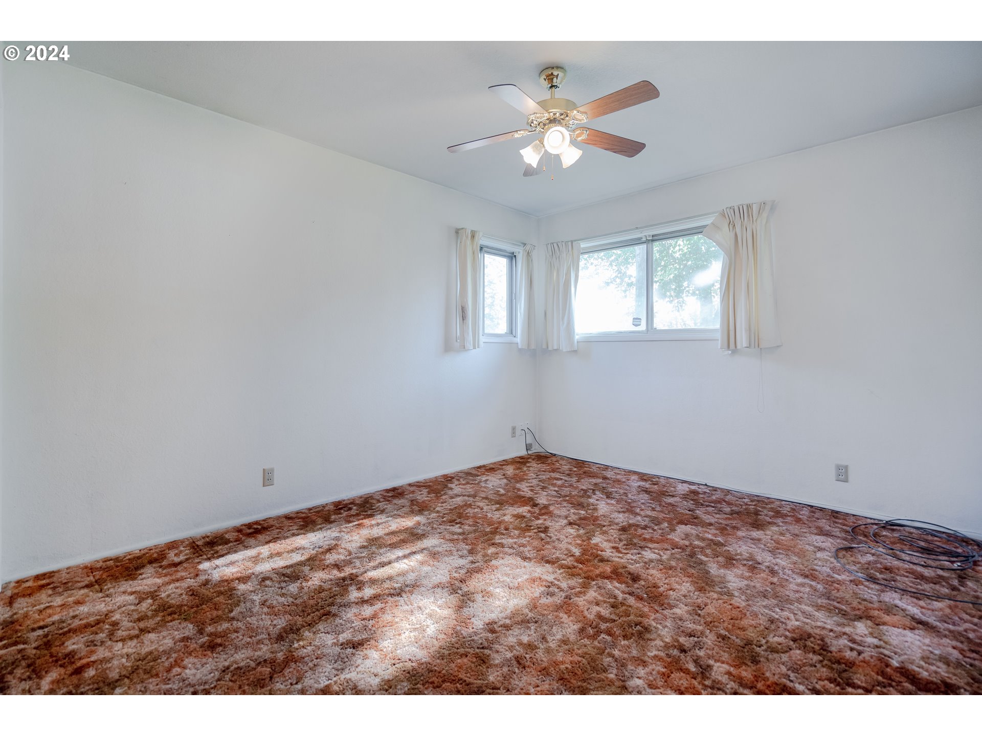 944 Filbert Lane Springfield, OR 97478 - Photo 16 of 24 a view of empty room with window