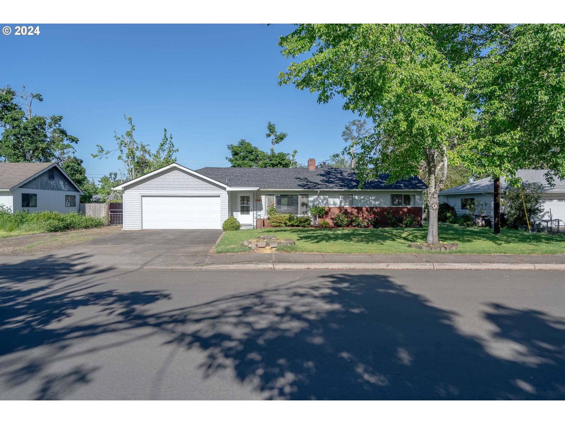 944 Filbert Lane Springfield, OR 97478 - Photo 2 of 24 a front view of a house with a yard
