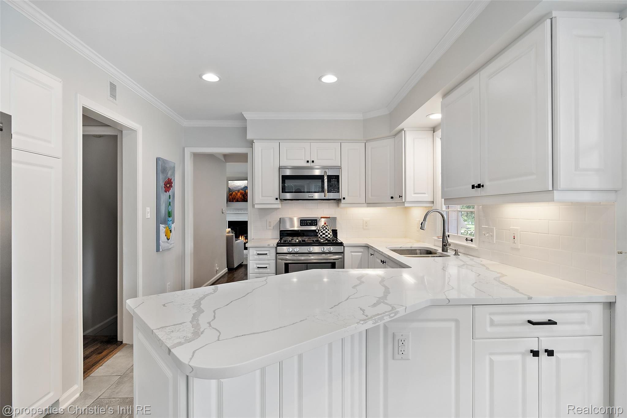 938 Roslyn Road Grosse Pointe, MI 48236 - Photo 25 of 44 938 Roslyn Road-27.jpg