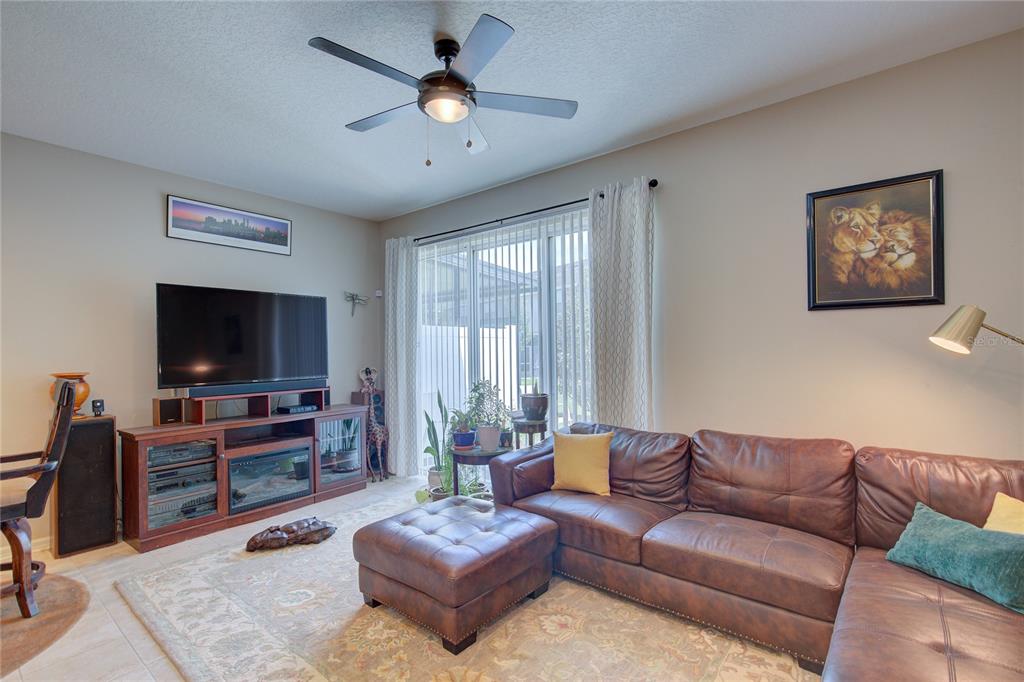 7064 Towne Lake Road Riverview, FL 33578 - Photo 4 of 32 Living Room