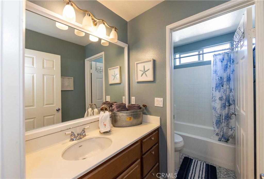 40232 Pasadena Drive Temecula, CA 92591 - Photo 33 of 44 a bathroom with a tub a sink and a mirror