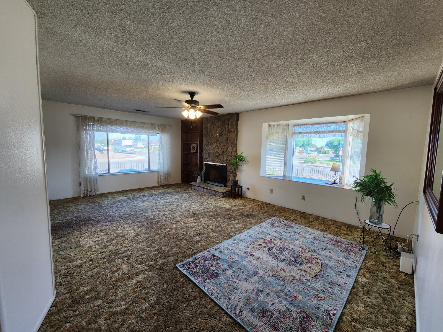 3653 Wright Street Selma, CA 93662 - Photo 15 of 41 an empty room with window and pillar in it