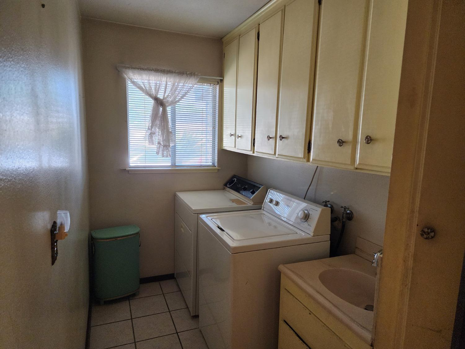 3653 Wright Street Selma, CA 93662 - Photo 25 of 41 a utility room with dryer and washer