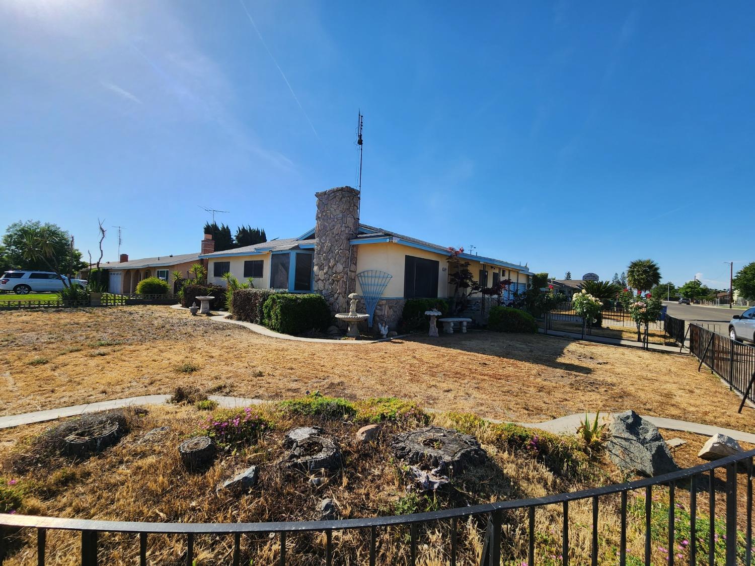 3653 Wright Street Selma, CA 93662 - Photo 4 of 41 a house view with a outdoor space