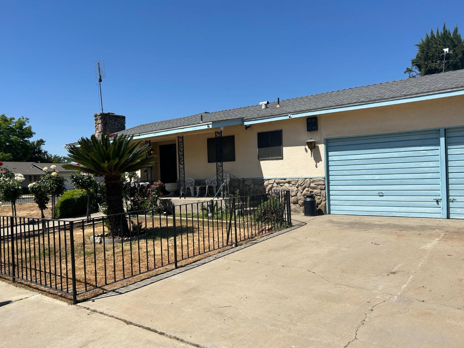 3653 Wright Street Selma, CA 93662 - Photo 5 of 41 a view of a house with a wooden fence
