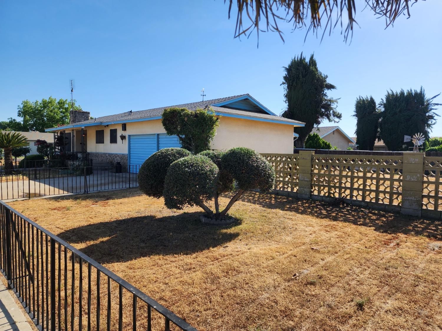 3653 Wright Street Selma, CA 93662 - Photo 9 of 41 a view of a chairs and table in the patio