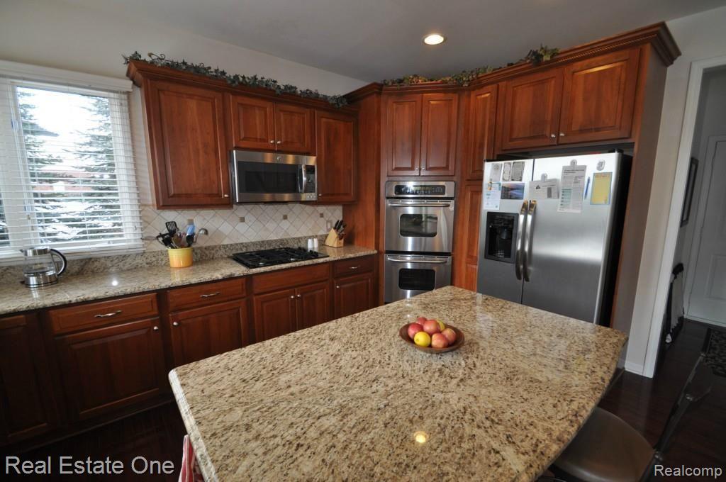 1094 Moran Drive Rochester, MI 48307 - Photo 6 of 30 LARGE CENTER ISLAND