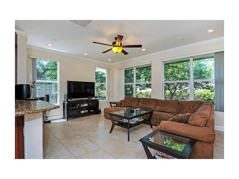 601 Southwest 10th Street, Unit 2 Fort Lauderdale, FL 33315 - Photo 5 of 21 Living Room