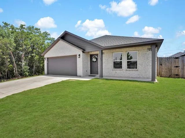 $2,150 | 2721 Beechwood Street, Granbury, TX 76048