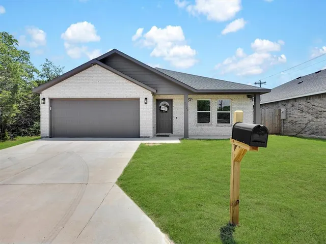 $2,150 | 2721 Beechwood Street, Granbury, TX 76048