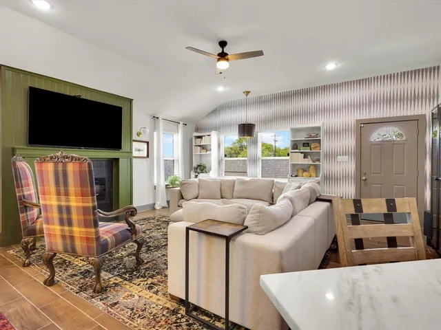 $2,150 | 2721 Beechwood Street, Granbury, TX 76048