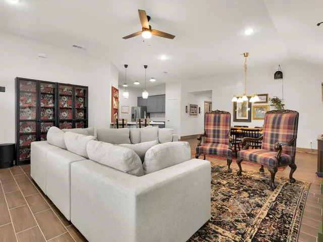 $2,150 | 2721 Beechwood Street, Granbury, TX 76048