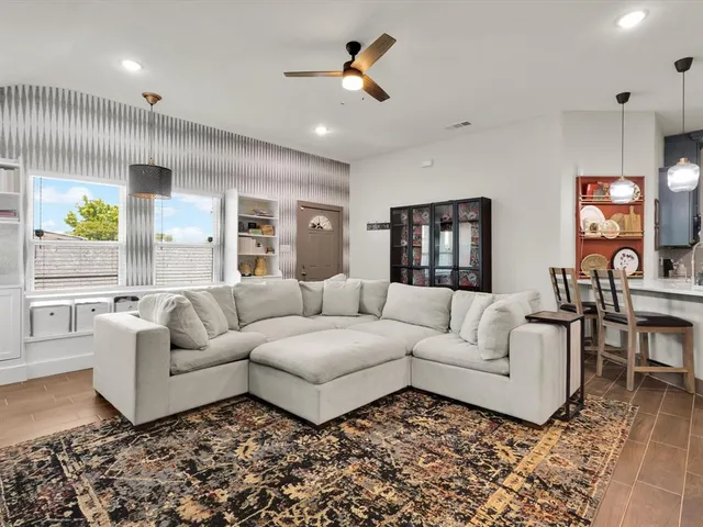 $2,150 | 2721 Beechwood Street, Granbury, TX 76048