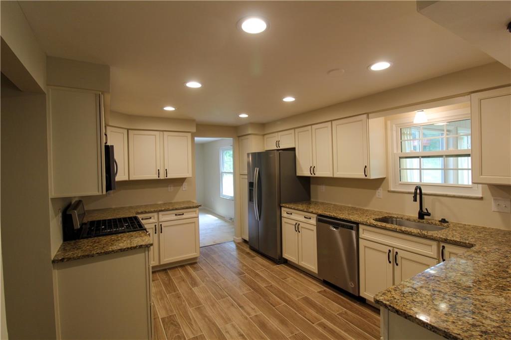 468 Sharon Road Moon Township, PA 15108 - Photo 8 of 24 Gallery Image 8