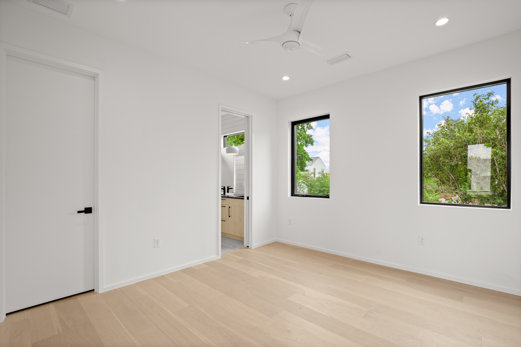 2215 South 3rd Street Austin, TX 78704 - Photo 28 of 38 an empty room with windows and closet