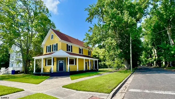 a view of a yard in front of house