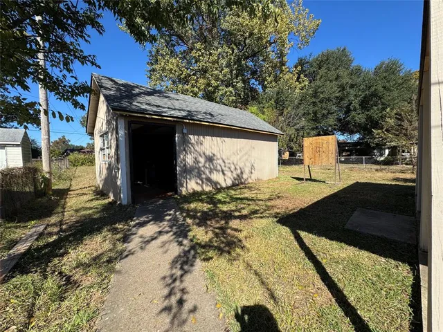 a view of yard with green space