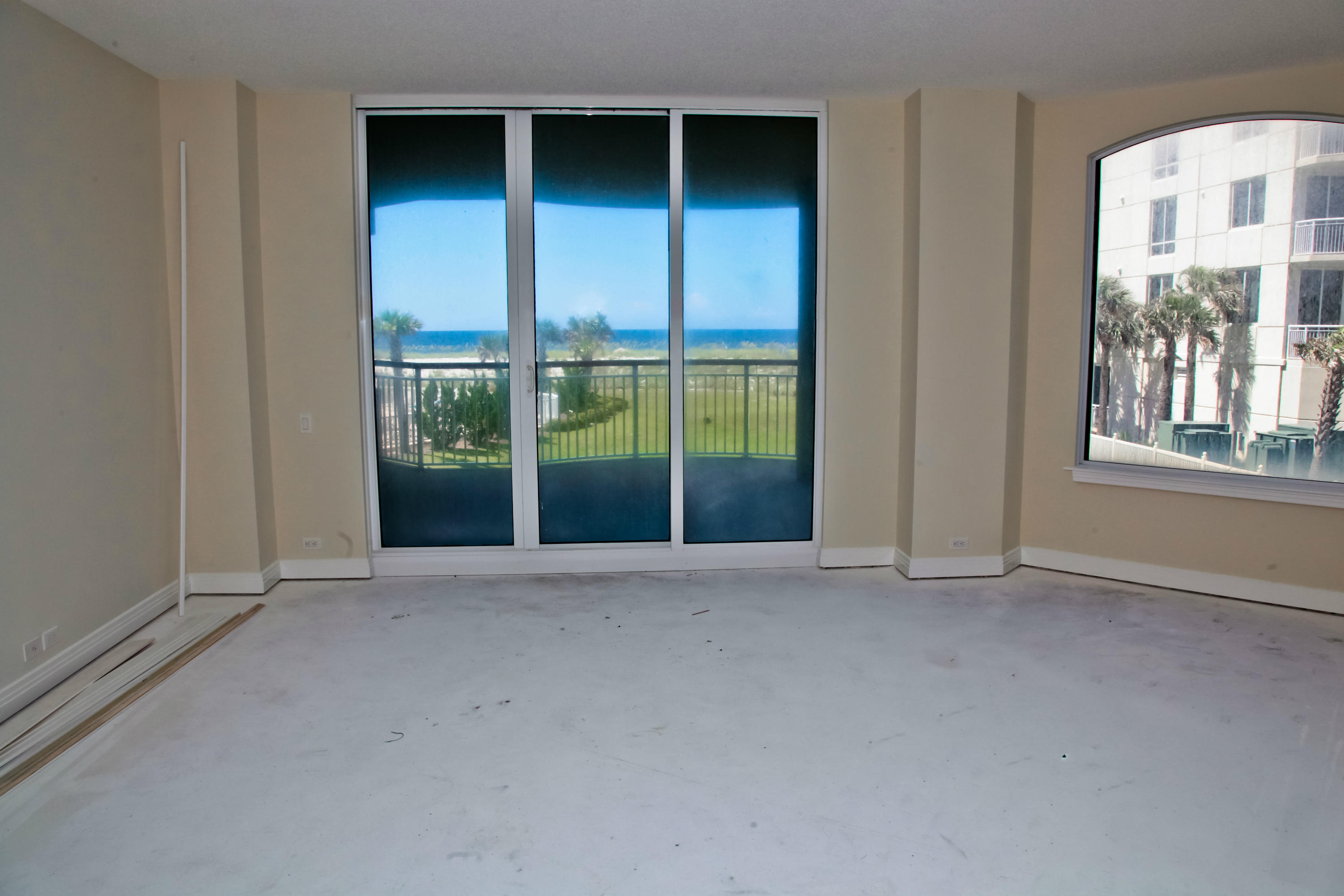 8501 Gulf Boulevard, Unit 1E Navarre, FL 32566 - Photo 10 of 12 an empty room with windows