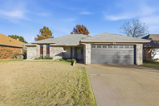 $300,000 | 6205 Berlinetta Drive, Arlington, TX 76001