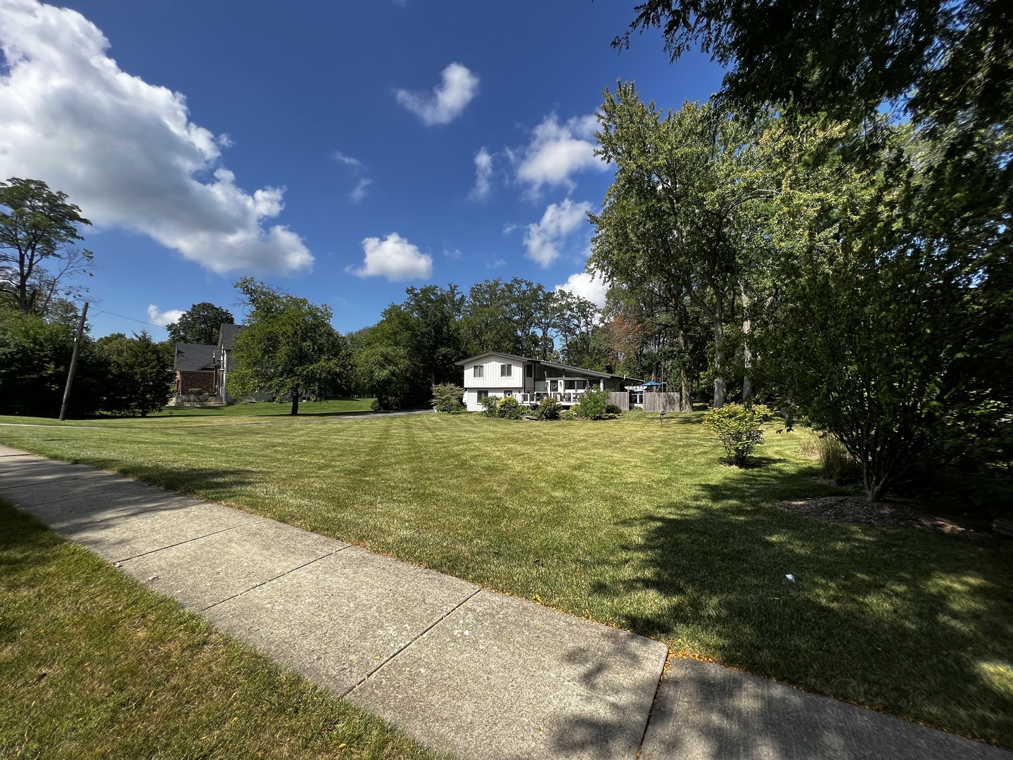 1525 West Wiesbrook Road Wheaton, IL 60189 - Photo 2 of 4 a view of outdoor space