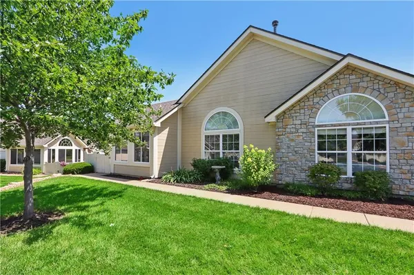 $325,000 | 832 Northeast Devon Drive, Lee's Summit, MO 64064