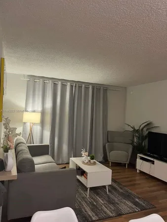 $1,700 | 1701 Washington Street, Unit 502, Hollywood, FL 33020