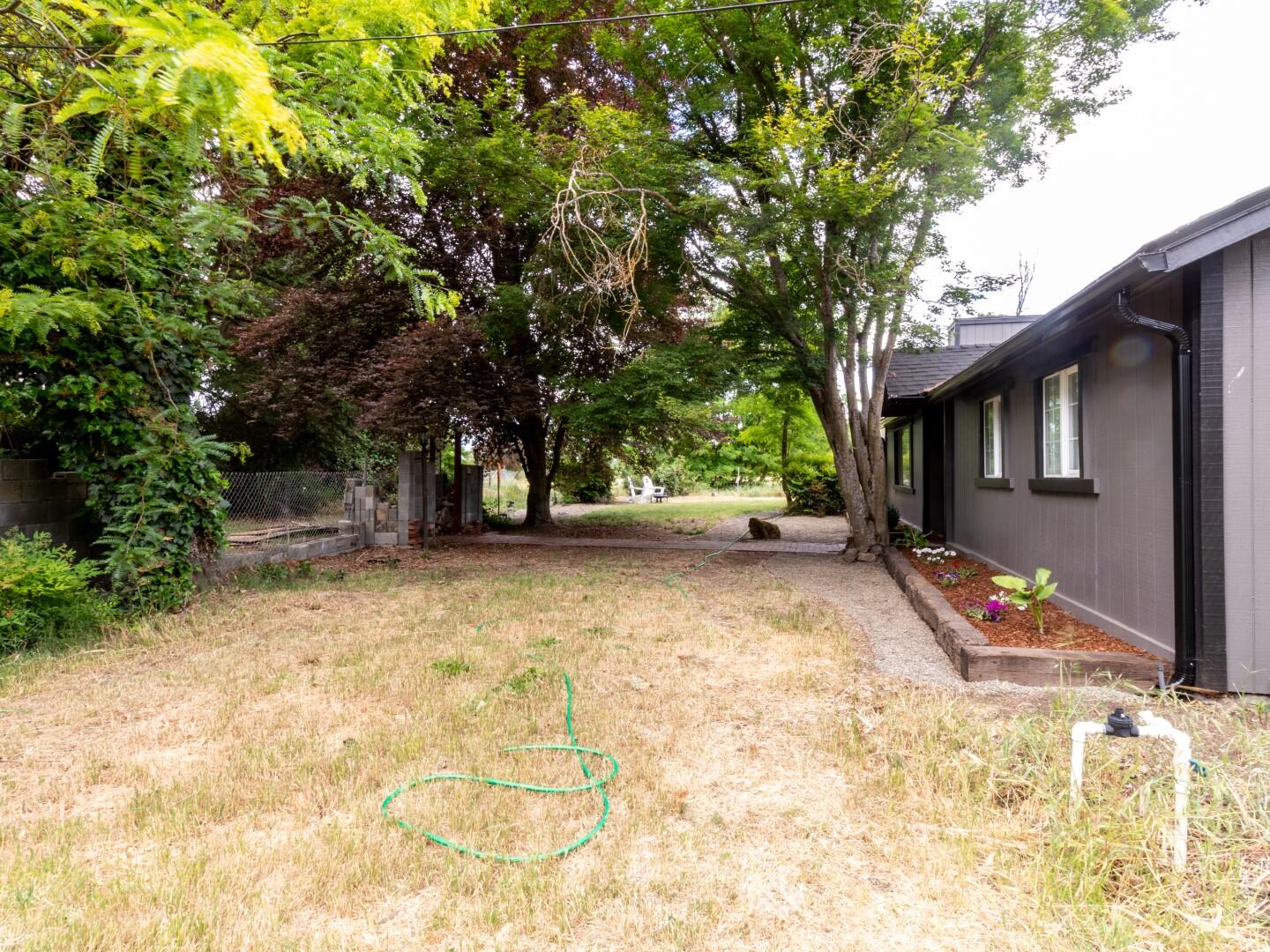 3040 Table Rock Road Medford, OR 97501 - Photo 35 of 47 37