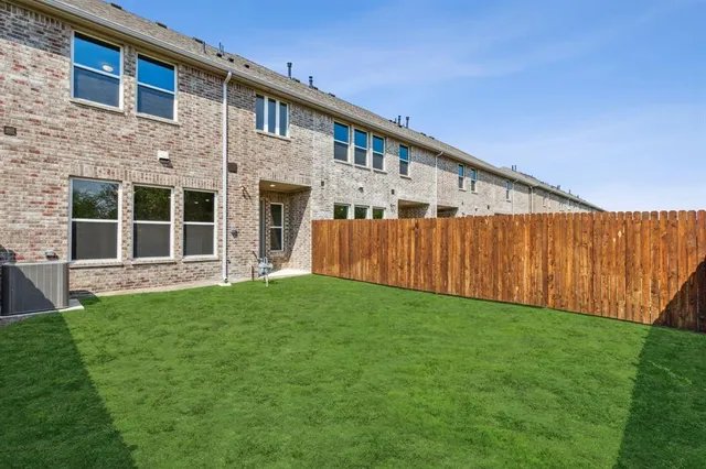 a view of a house with backyard