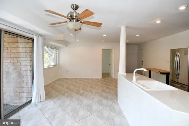 a view of livingroom with furniture